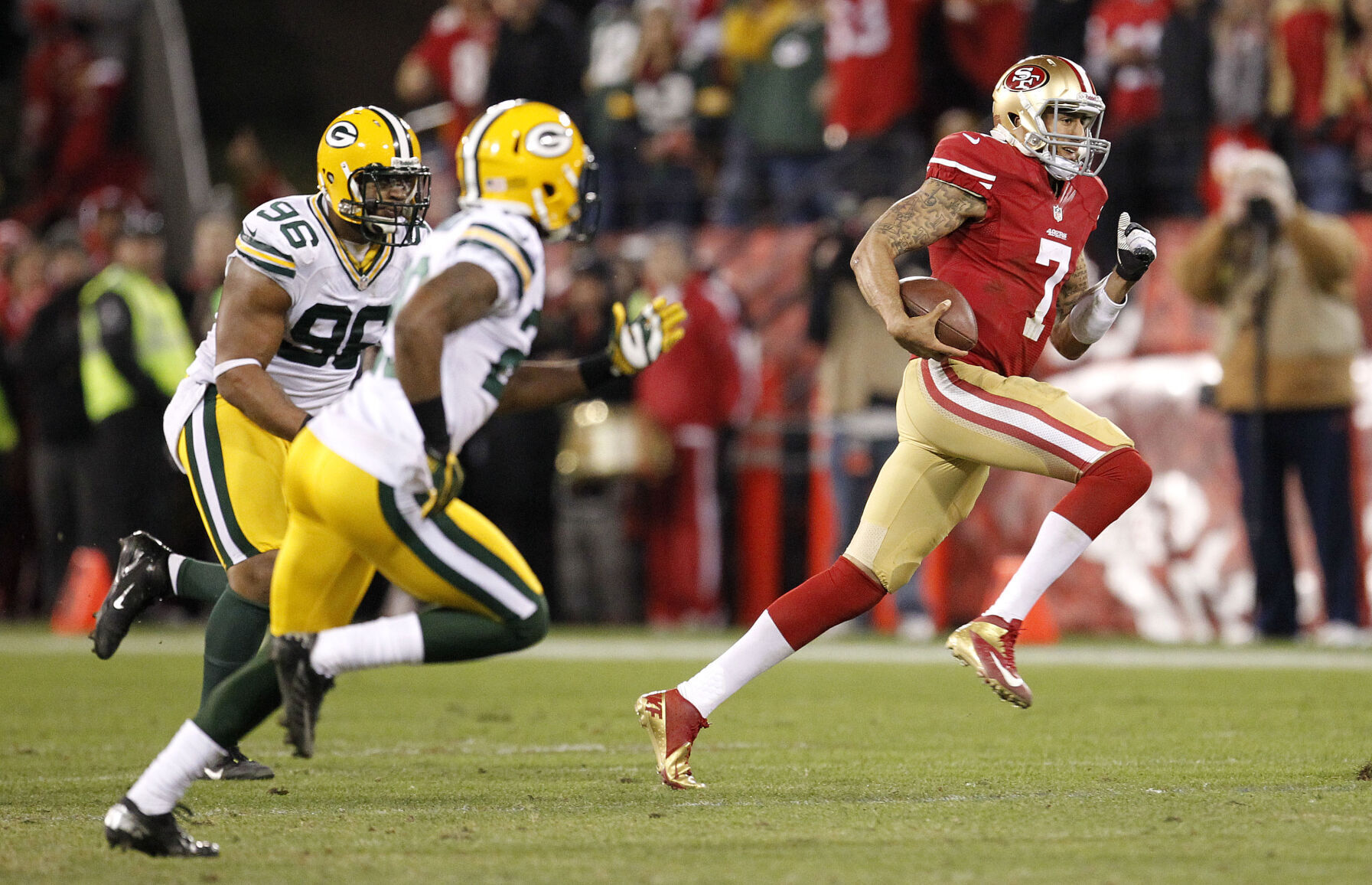 2013: Colin Kaepernick rushes for QB playoff-record 181 yards in 49ers' win over Packers